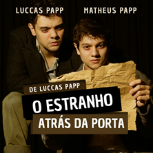 O ESTRANHO ATR&Aacute;S DA PORTA