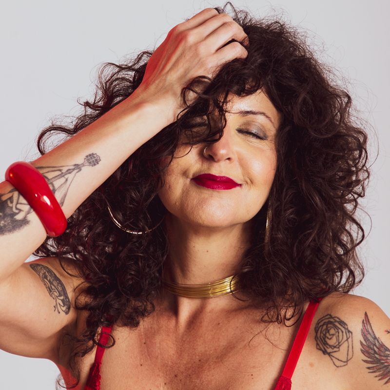 ELAINE GUIMAR&Atilde;ES APRESENTA "NAS TRILHAS DE GAL - UMA HOMENAGEM A GAL COSTA"