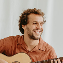 THEO BIAL CANTA CHICO BUARQUE